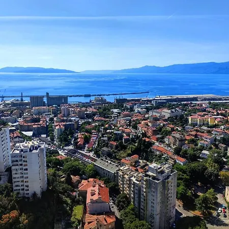 Under The Sky דירה