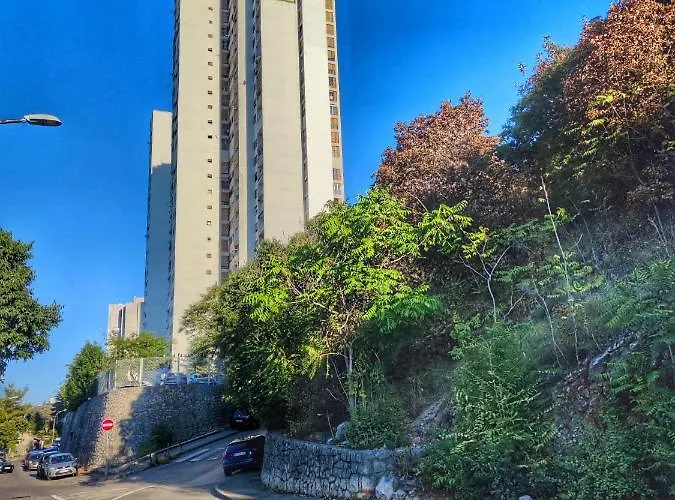 Under The Sky 아파트