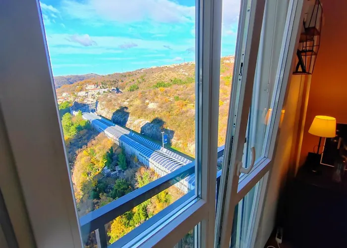 아파트 Under The Sky 리예카